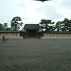 En la muralla exterior del Castillo Imperial de Kyoto. Por si no me ven estoy a la izquierda mojandome por la lluvia :)
