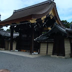 Ya adentro de la Castillo Imperial de Kyoto. Esta puerta era usada para recibir a los invitados de honor del emperador.
