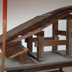 Nos comentaron que el techo esta fabricado con corteza de árboles ya que actúa como un aislante natural :D Hasta la fecha siguen fabricándose de esta manera.
