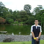 El lago del jardín Oikeniwa, y sí aún andamos por el Castillo. Este lago tiene una costa artificial y un puente arqueado que cruza hacia el lago. La pose no me gusta jajaja así que ignoren eso >_<