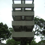 Una pequeña pagoda dedicada a los estudiantes voluntarios en la búsqueda de sobrevivientes.