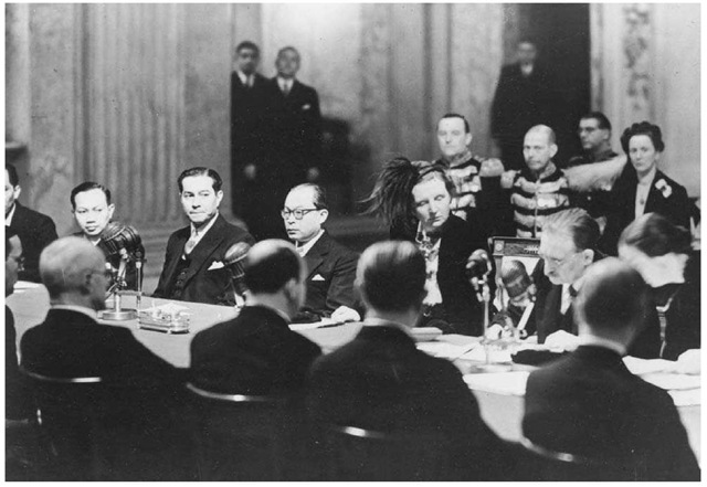 The Netherlands Recognizes Indonesia's Independence. On December 27, 1949, Queen Juliana of the Netherlands met in Amsterdam with Indonesian prime minister Mohammed Hatta (left of the queen), Dutch prime minister Willem Drees (right), and others to sign the agreement formally recognizing Indonesia s independence. 