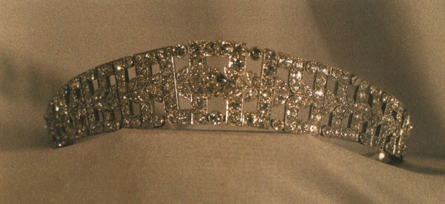 TIARAS I - Página 10 E1001