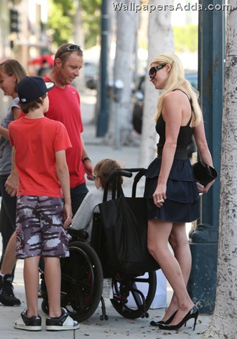 [Paris+poses+family+fans+pjKwWAs-Y7Jl[2].jpg]