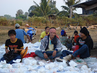 Helpen met de rijst Ban Dung7 05dec07.JPG