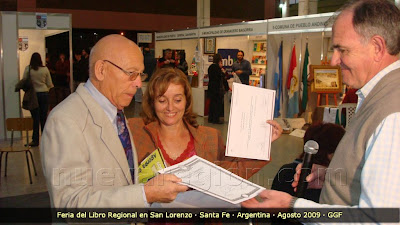 El Sr. Carugatti entrega la Declaración de Interés Provincial a Victorio ríos y Nanci Vilalta, principales referentes de la Comisión Organizadora