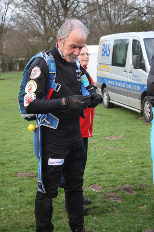 Para dropping tijdens een ballonvaart van Almelo naar Neede