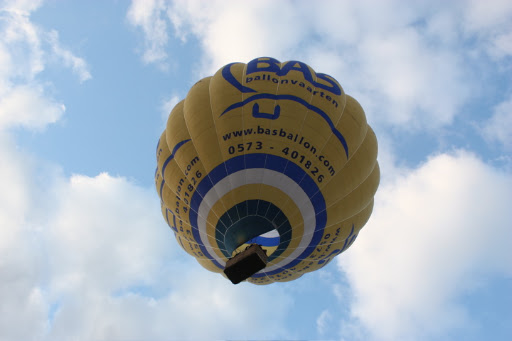 Para dropping tijdens een ballonvaart van Almelo naar Neede