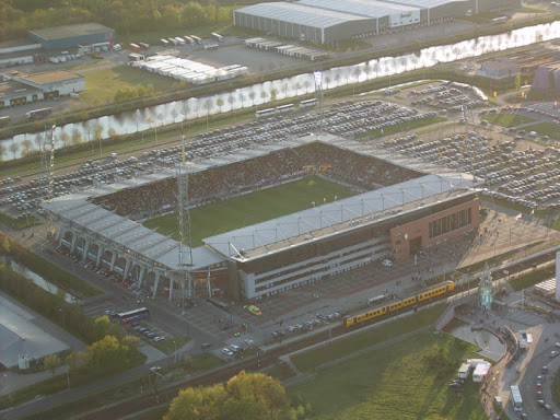 Ballonvaart vanuit Oldenzaal over Arke stadion in Enschede op 24-04-04