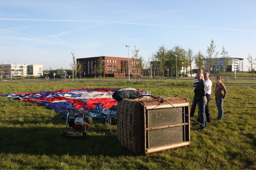 Huwelijks aanzoek tijdens vip ballon vaart in Utrecht met champagnedoop op het strand