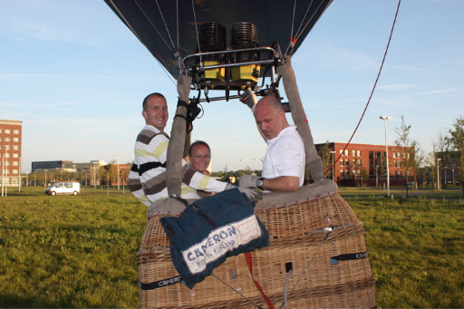 Huwelijks aanzoek tijdens vip ballon vaart in Utrecht met champagnedoop op het strand