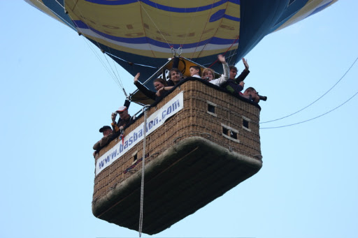 Ballonvaren met 14 personen vanuit het Goffertpark in Nijmegen over Malden naar Groesbeek ( Bredeweg )