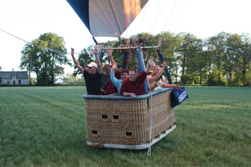 Negen persoons ballonvaart van Bilthoven over Utrecht naar Hei en Boeicop met stralend blauwe lucht.