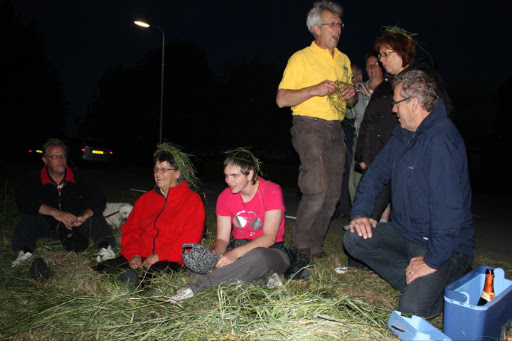 Negen persoons ballonvaart van Bilthoven over Utrecht naar Hei en Boeicop met stralend blauwe lucht.