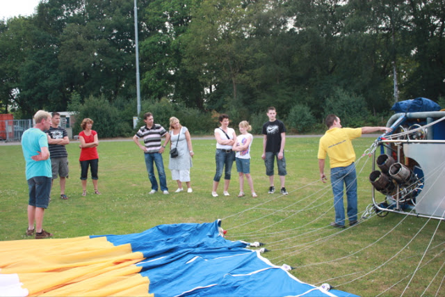 Ballonvaart van Nijverdal over voetbal en hockey velden naar Hoge Hexel.