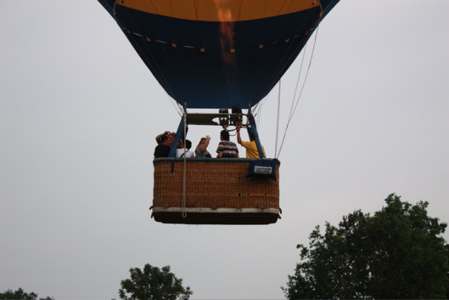 Ballonvaart van Nijverdal over voetbal en hockey velden naar Hoge Hexel.