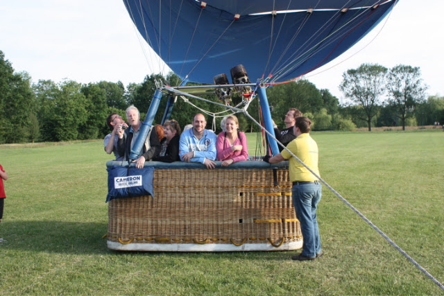 Schittererende ballonvlucht van Veenendaal over Rhenen naar Druten met 10 personen.