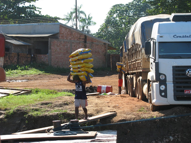 Descarregamento de Caminh�o no Porto do Hulk. Porto Velho - Manaus