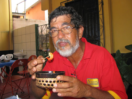 Maeda prova o famoso Tacacá do Pará