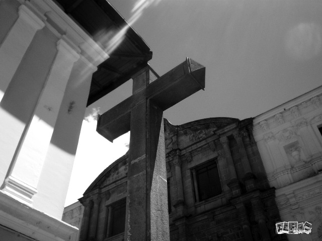 [Cruces f4 La Catedral - Quito[3].jpg]