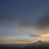 富士山と、薄く浮かぶ月。