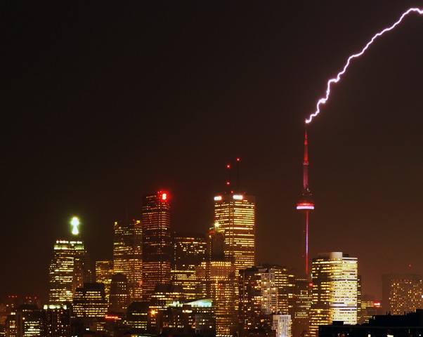 [CN_Tower_struck_by_lightning[4].jpg]