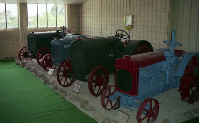 [1991.08.21-097.16 tracteurs[4].jpg]