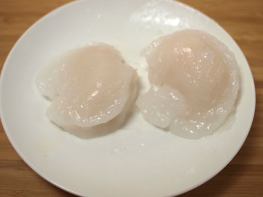 Uncooked scallops with fin attached