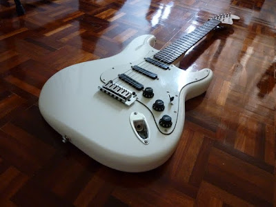 Squier Deluxe Hot Rails Stratocaster