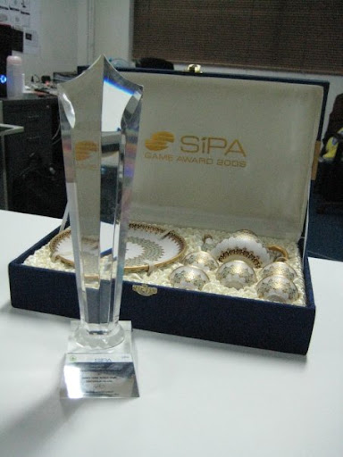 Award and Sourvenir ถ่ายคู่กันระหว่างรางวัลที่ได้กับของที่ระลึกจากงานสัมนา
