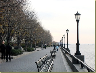 800px-The_Esplanade_in_Battery_Park_November_2003_New_York_City