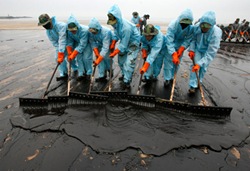 crude-oil-spill-clear-up crude-oil-spill-clear-up