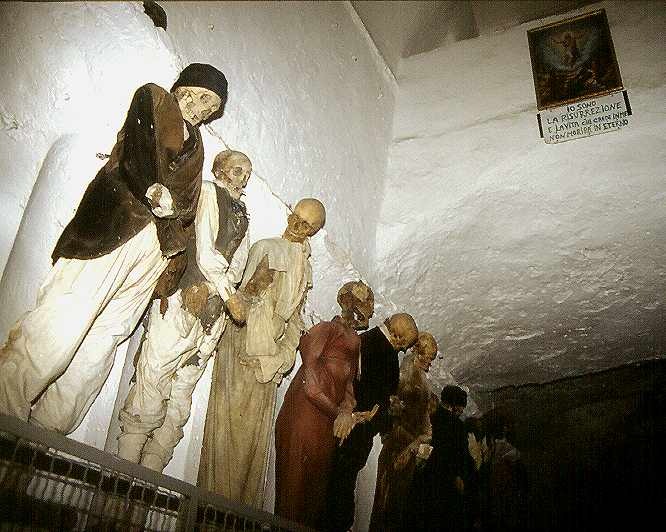 [world's bizarre catacombs 07[3].jpg]