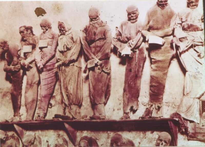 [world's bizarre catacombs 20[3].jpg]