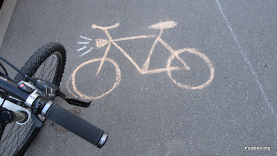 Velosipēds ar lukturīti. Man lukturīša nav