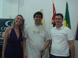 Paulo Milreu sorteia oficinas de comunicação digital do Laboratório de Novas Mídias Digitais, do qual é mentor, para os alunos presentes.