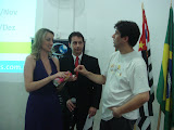 Profa. Daniela Luchesi, coordenadora dos cursos da Uninove Bauru, agradecendo o palestrante Paulo Milreu e entregando uma lembrança.