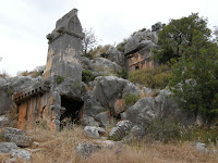Mas tumbas esculpidas en la roca. Restos arqueologicos de larga duracion.