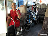 El dia de la muerte de la burra. Con solo dosmil quilometros de vida, los pinyones de atras no enganchan. Cojo un bus hasta XiXeng, inicialmente para arreglarla.