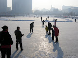 Con hasta 20 bajo cero durante el dia ya se pueden mantener pistas de patinaje al aire libre....