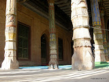 Columnas de madera policromada en las mezquitas.