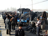 Mercado en un pueblo cerca de Kashgar. Venta de carbon al detalle.