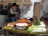 Preparando lagman, fideos echos a mano con mucho arte y verduritas. Marco Polo lo trajo para Italia y lo llamaron spaguetti.