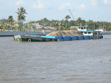 Vi Thananh, ciudad muy guapa, con un canal inmenso y bien arreglado, con senyalizacion a tope y via de comunicacion pesada. En este caso, la linea de flotacion esta por encima de la cubierta, que esta inundada, y el barco no se hunde por tener las bodegas esa prolongacion.