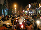 Ha Noi, ciudad animada por la noche. El trafico bastante espeso. O espeso del todo, mejor dicho.