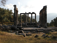 En cualquier lado aparece un templo a Zeus.