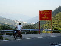 Pedaleando con un companyero frances en la reentrada a Montenegro.