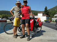 Foto de despedida. Yo tomo el ferry para pasar al otro lado del charco, y el continua montenegro adentro.