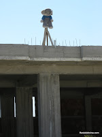 En las obras se pueden ver munyecos colgados, parece un aviso al que se quiera acercar a saquearlas.
