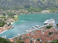 Kotor Old Town, con su crucero aparcado.